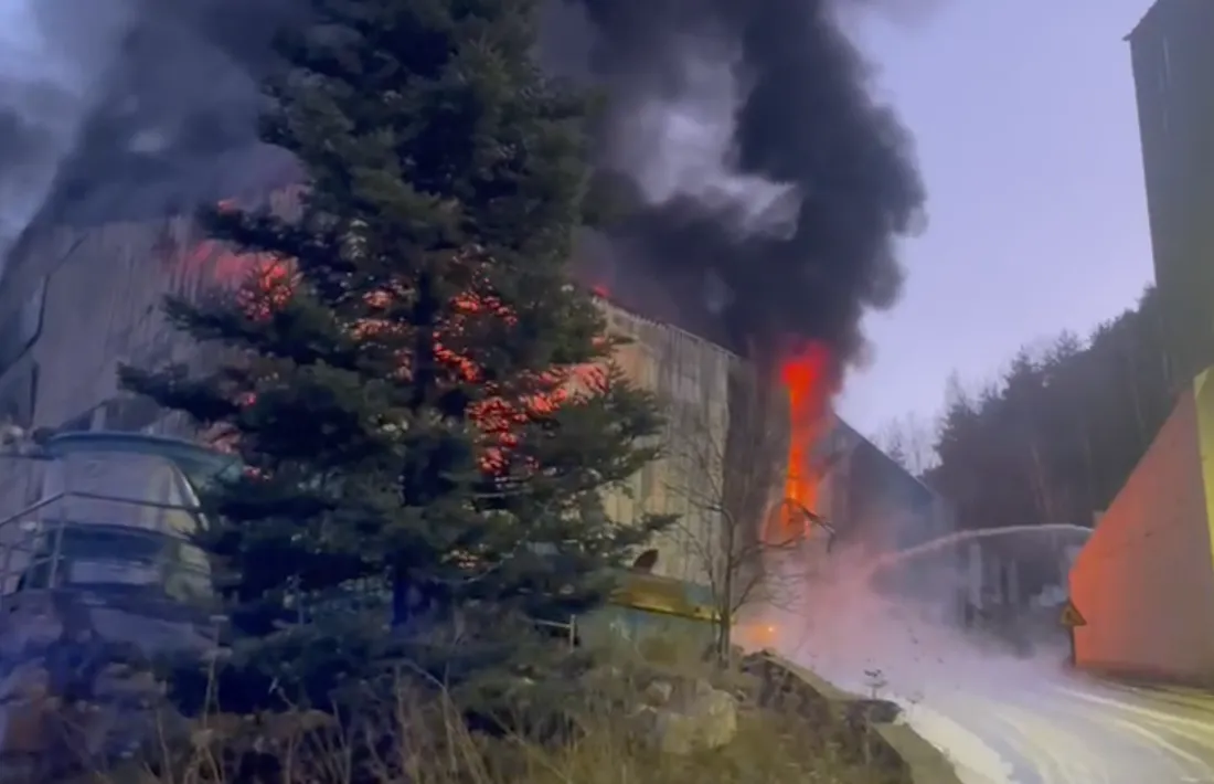 El foc s'ha iniciat a la nau de l'empresa L'Home del Sac.