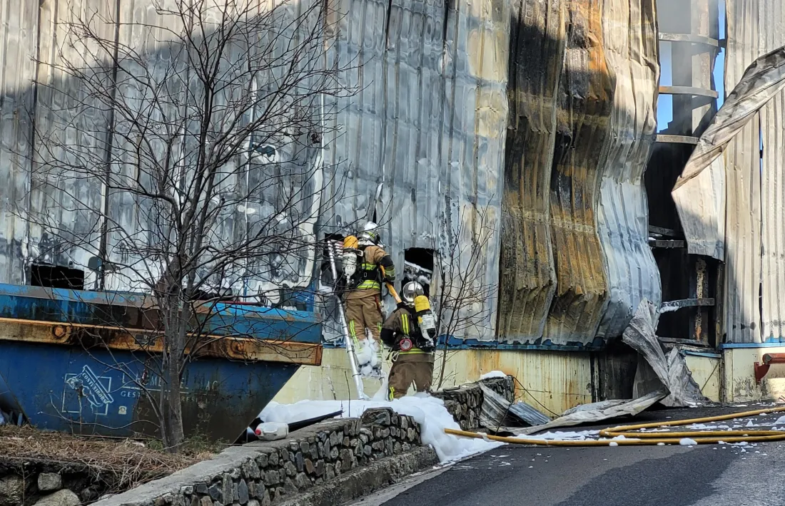 L'objectiu inicial ha sigut evitar la propagació de les flames a les naus adjacents i a la zona boscosa de la Comella.