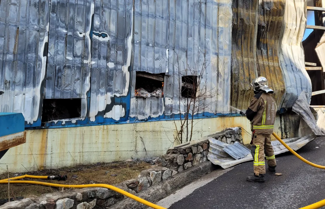 La combustió del material ha general una intensa fumera i els bombers han recomanat els veïns de la Comella tancar portes i finestres.