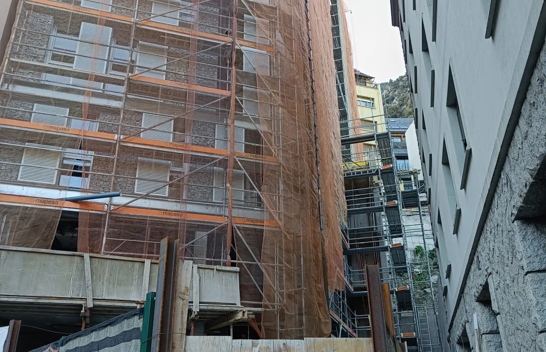 Les obres de construcció del bloc de pisos.