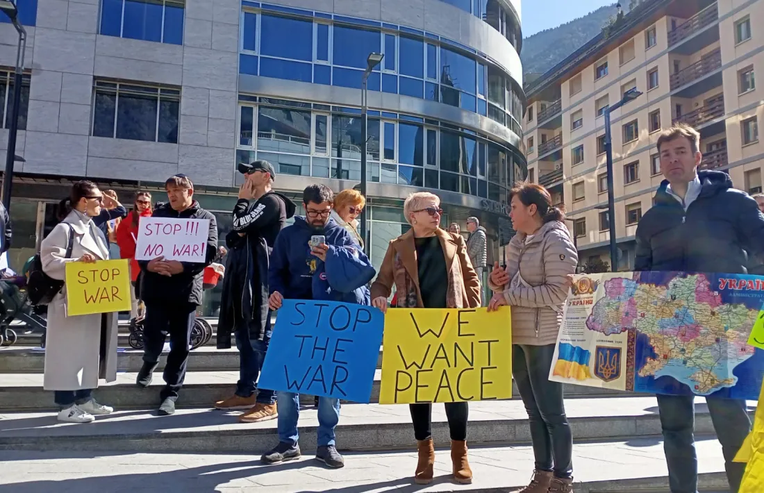 La concentració, convocada per l’Associació de Residents Ucraïnesos, amb lemes com “Stop the War”.