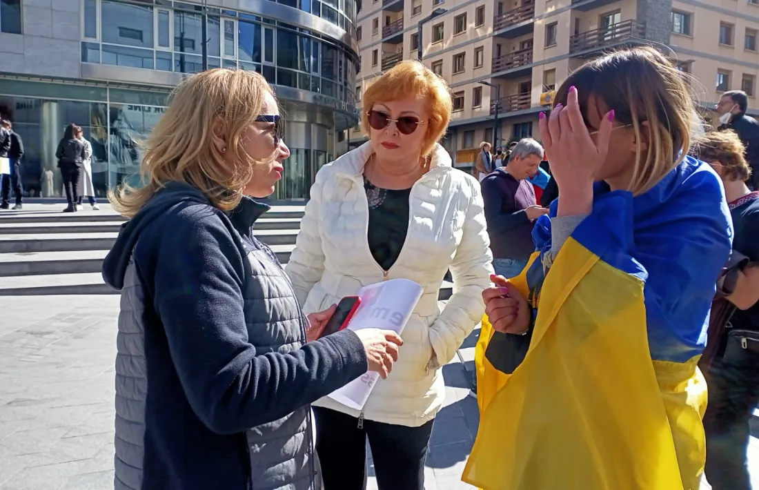 La presidenta de l'Associació de Residents Ucraïnesos, Anastasia Kravets (dreta), conversa amb dues de les participants a la concentració.