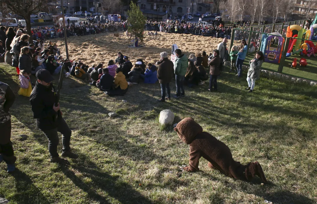 Un moment del Ball de l'Ossa a Encamp, aquesta tarda.