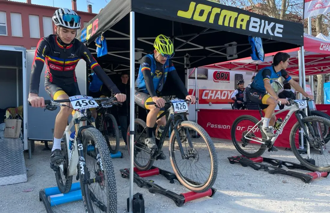 L’equip JormaBike-ACA, a Banyoles.