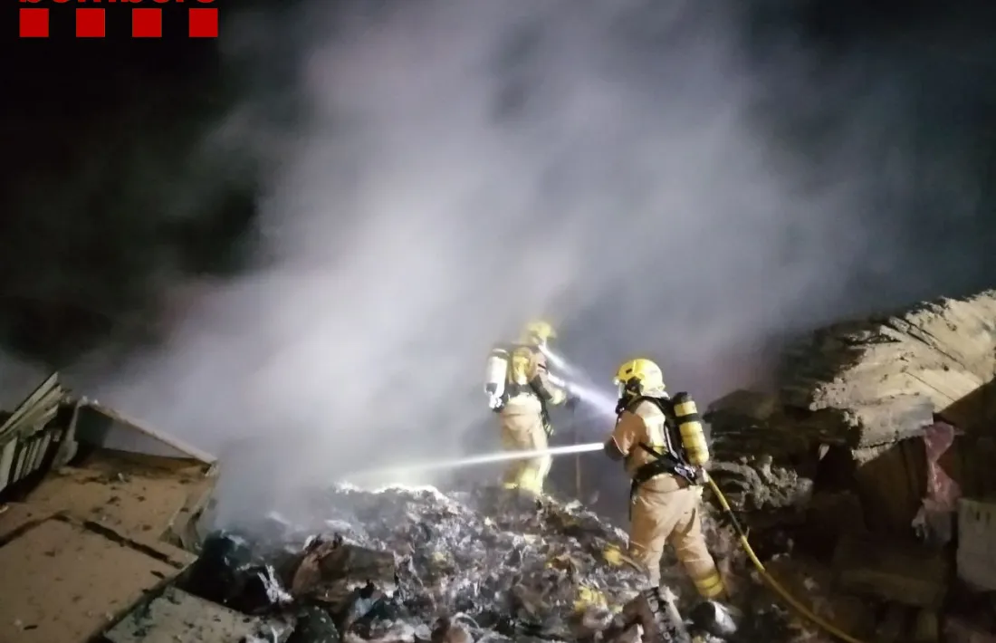 Imatge dels treballs d'extinció del foc. 