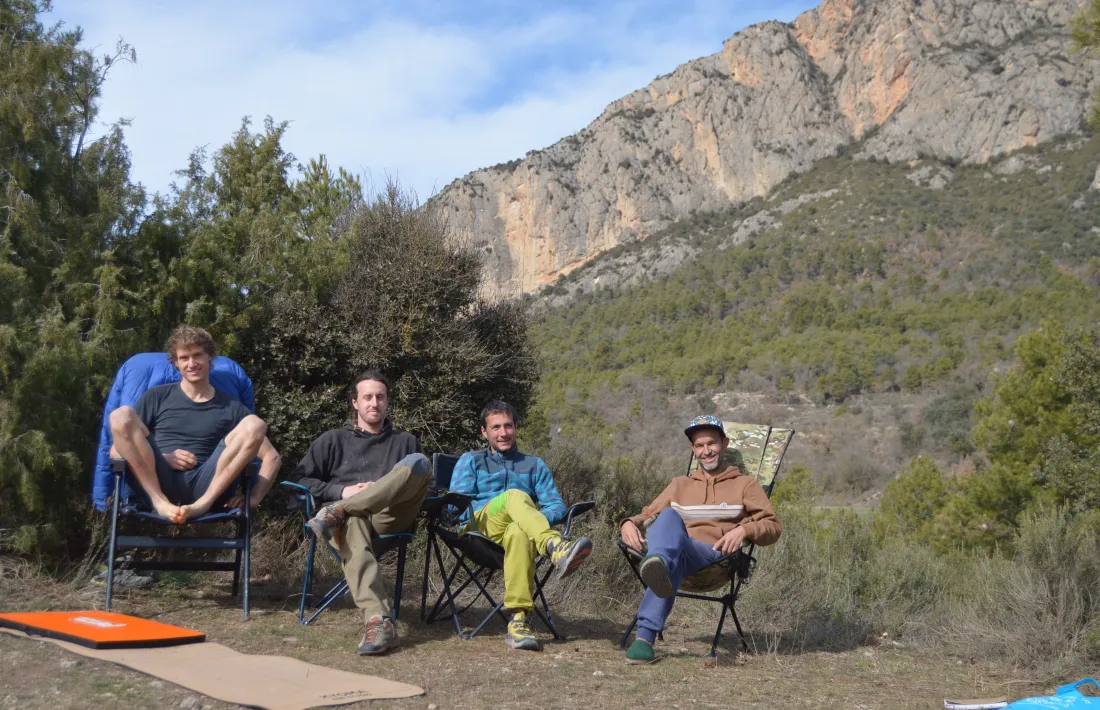 Vince i Tom són britànics; Bogdan, un romanès que porta un parell de dècades a Catalunya i Willy, un francès de la zona d’Avinyó. Formen part de la petita ONU d’escaladors que s’instal·len al sol de Peramola. 