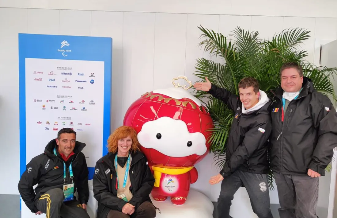 Roger Puig, amb el seu equip, als Jocs Paralímpics de Beijing 2022.