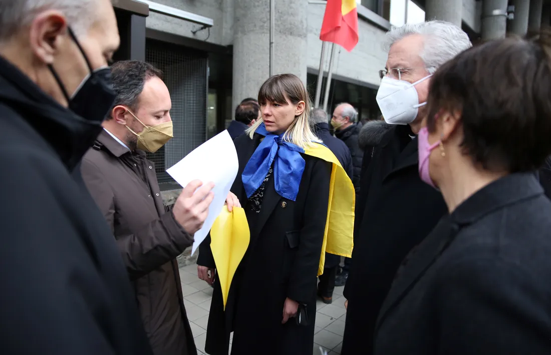 Anastasia Kravetz conversant amb les autoritats.