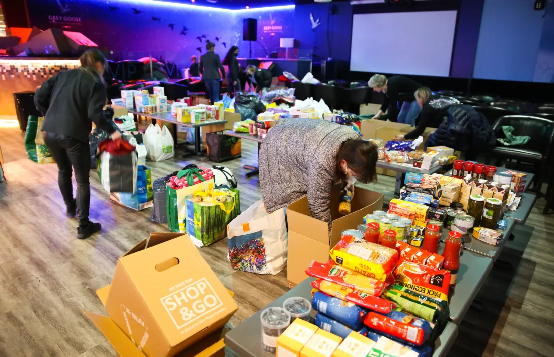 L’improvisat magatzem de productes per a Ucraïna al Club Energy, ahir a la tarda.