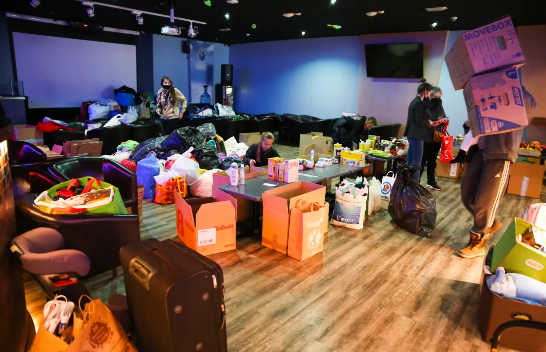 L’improvisat magatzem de productes per a Ucraïna al Club Energy, ahir a la tarda.