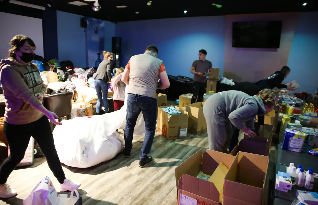 L’improvisat magatzem de productes per a Ucraïna al Club Energy, ahir a la tarda.