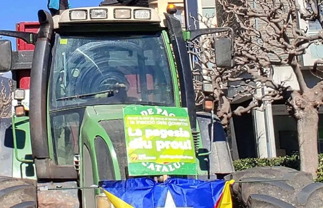 Un dels 25 tractors participants en la mobilització a la Seu. 