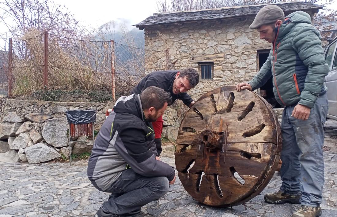 El rodet del molí d’en Guillem, just després d’extreure’l. Portava quatre segles tancat.