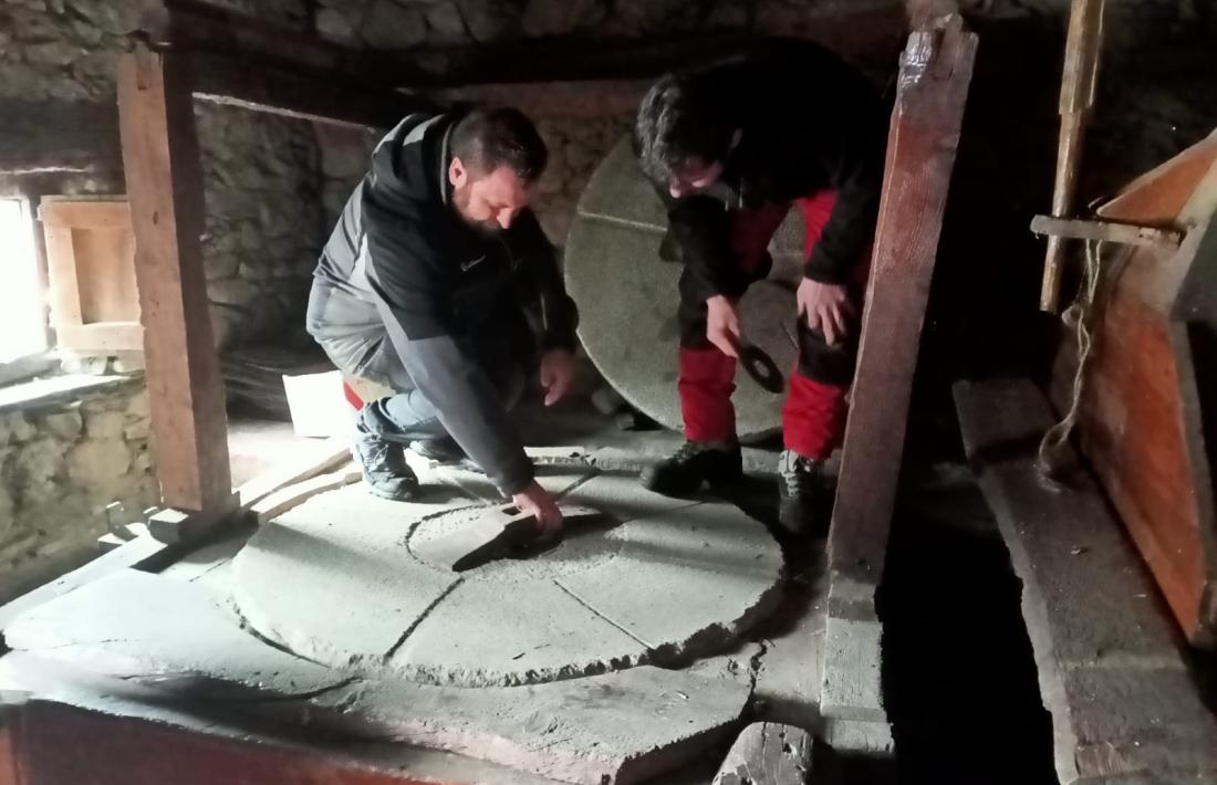  Lizarte, a l’esquerra, i Atilio de Montañes observen les moles. La de dalt era mòbil i es diu volandera; la de baix, fixa, sotana.
