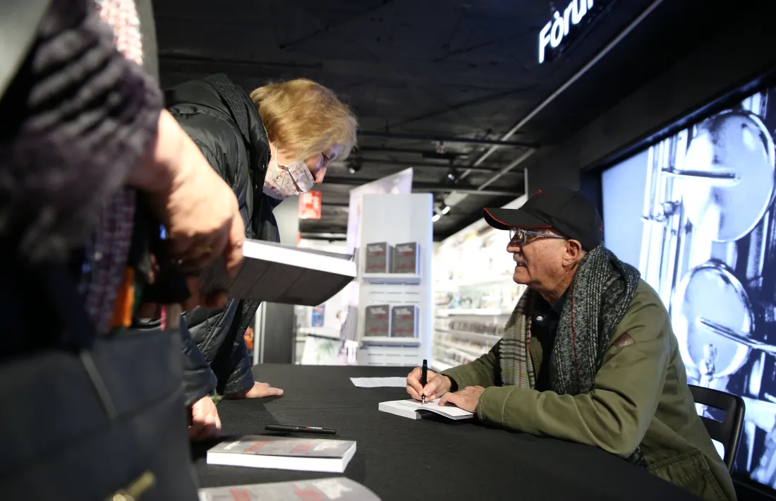  Abad va frmar ahir exemplars de ‘La red secreta’ al Fòrum Fnac.