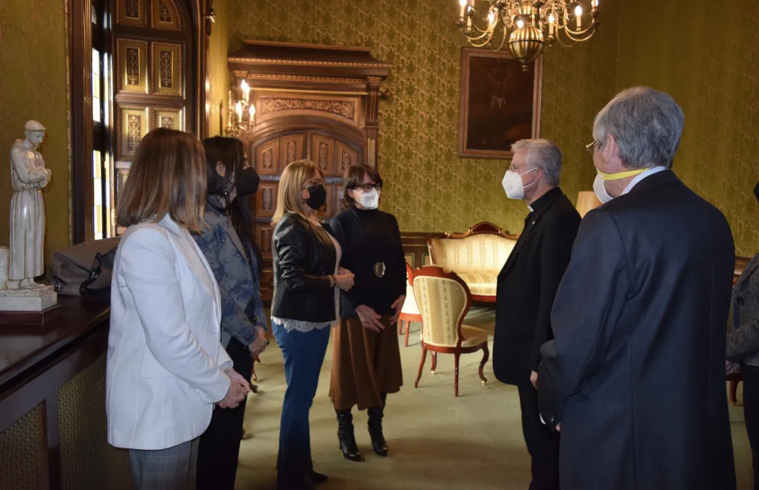 Una delegació de l'ADA va visitar ahir el copríncep episcopal, Joan-Enric Vives.