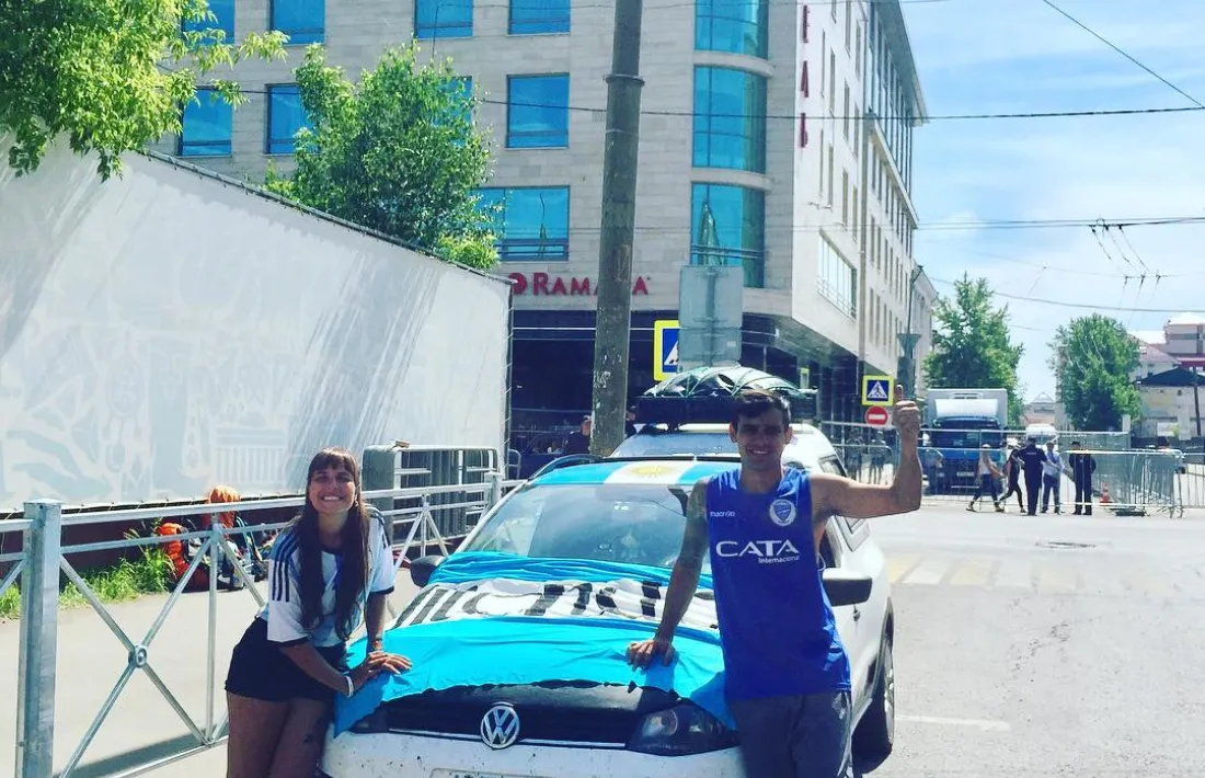 Mariana i ‘Tomi’ i la seva camioneta Volkswagen Saveiro abans de viatjar cap a Rússia.