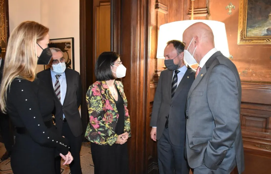Xavier Espot i Joan Martínez Benazet amb la ministra de Sanitat, Carolina Darias, i la delegada del govern, Maria Eugènia Gay.