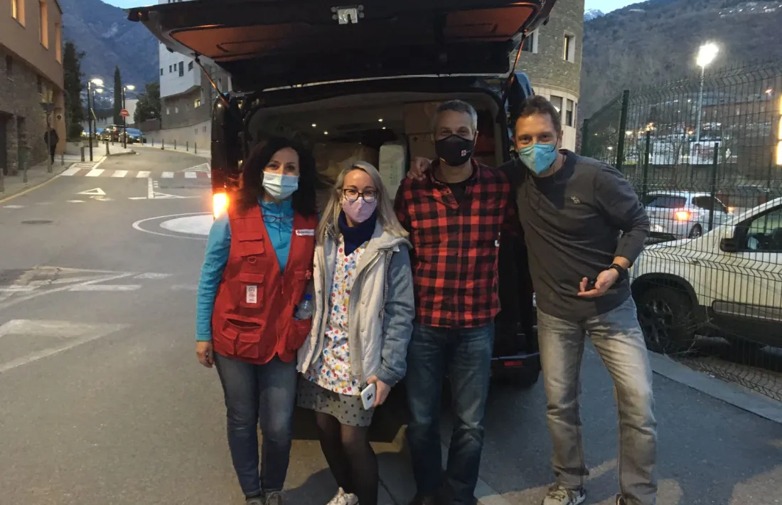 Les furgonetes van sortir des de la seu de la Creu Roja Andorrrana cap a les vuit del vespre.