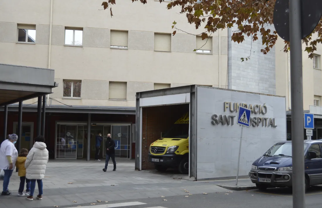  Els fets es remunten l’abril del 2017: el pacient va ingressar a l’hospital de la Seu per una hèrnia discal i va traspassar en a penes deu dies. 