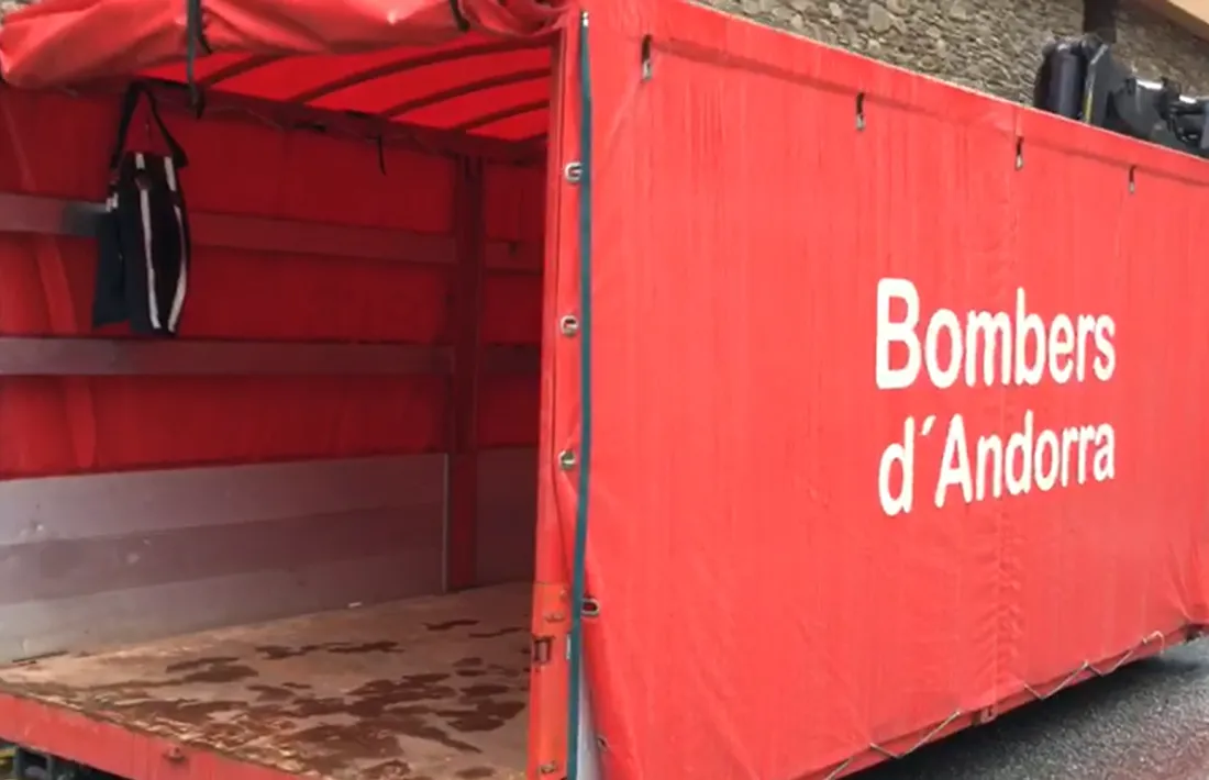 El camió dels bombers carregat ahir al matí.