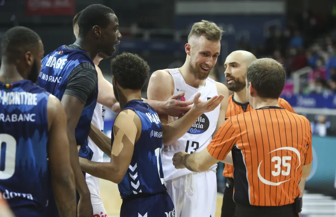 Moussa Diagne, del MoraBanc, i Dzanan Musa, van viure un moment tens durant el partit d’ahir al Poliesportiu d’Andorra.