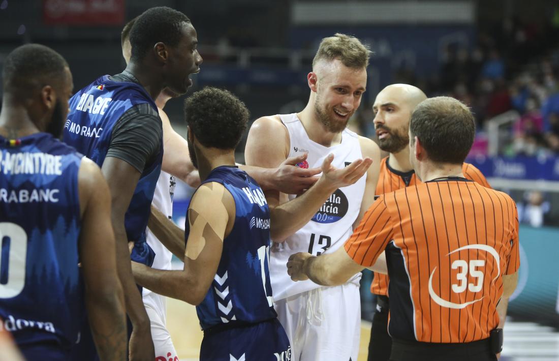 Moussa Diagne, del MoraBanc, i Dzanan Musa, van viure un moment tens durant el partit d’ahir al Poliesportiu d’Andorra.
