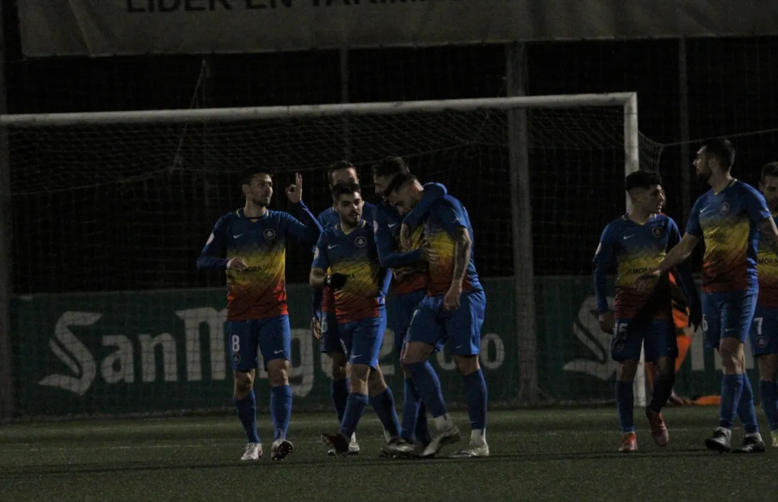 Els jugadors de l’FC Andorra celebren un dels tres gols ahir a Cornellà del Llobregat.