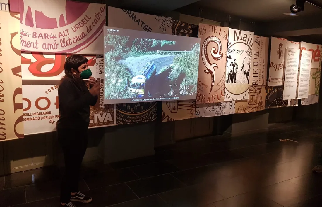 Anna López, tècnica cultural de l’Espai Ermengol, presentant el nou audiovisual. 