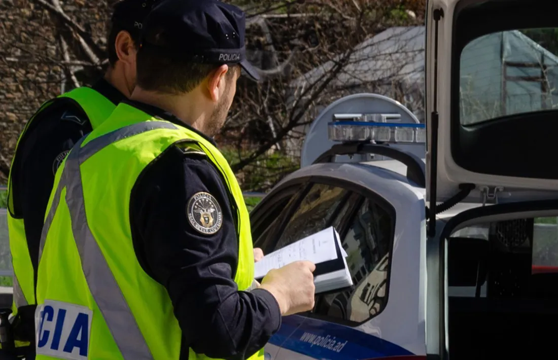 Dos agents de policia en un control.