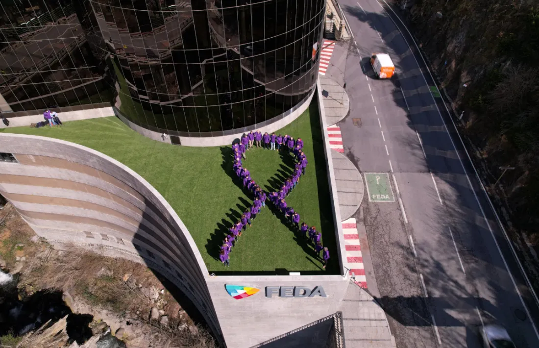 El llaç lila que ha format la plantilla de FEDA.