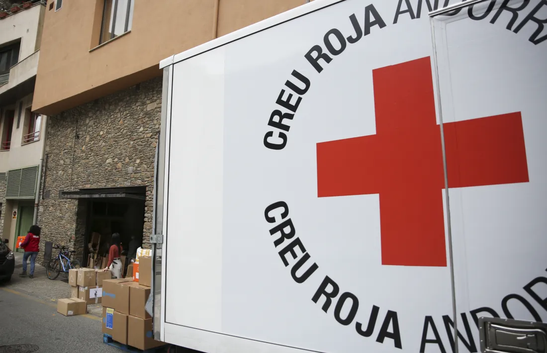 Un dels camions que s'estava carregant aquest migdia a la seu de la Creu Roja.