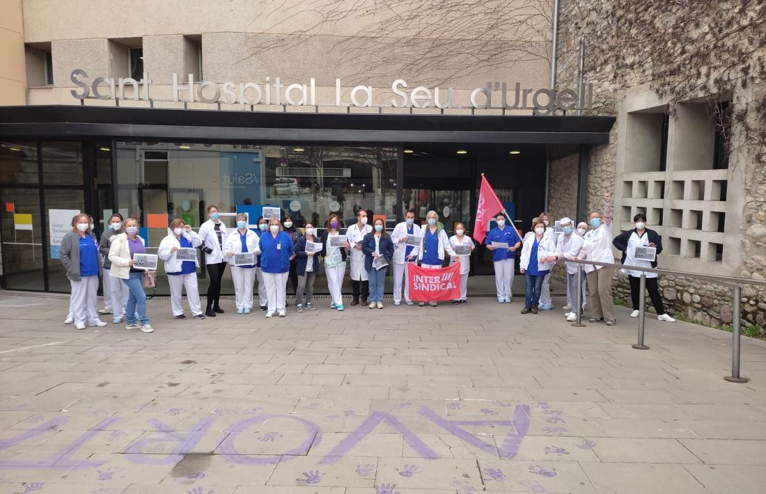 Concentració dels sanitaris a les portes de l’hospital de la Seu, aquest migdia, convocats pel comitè d’empresa en motiu del 8-M. 