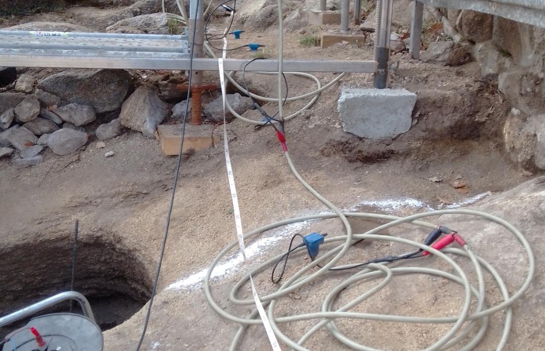 Les dues sitges aparegudes a la base del campanar de Sant Vicenç d’Enclar. 