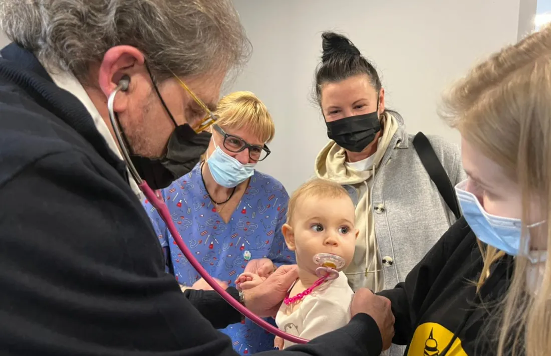 Reconeixement mèdic de Joan Carles Miralles a la filla d’una ucraïnesa tot just arribades.