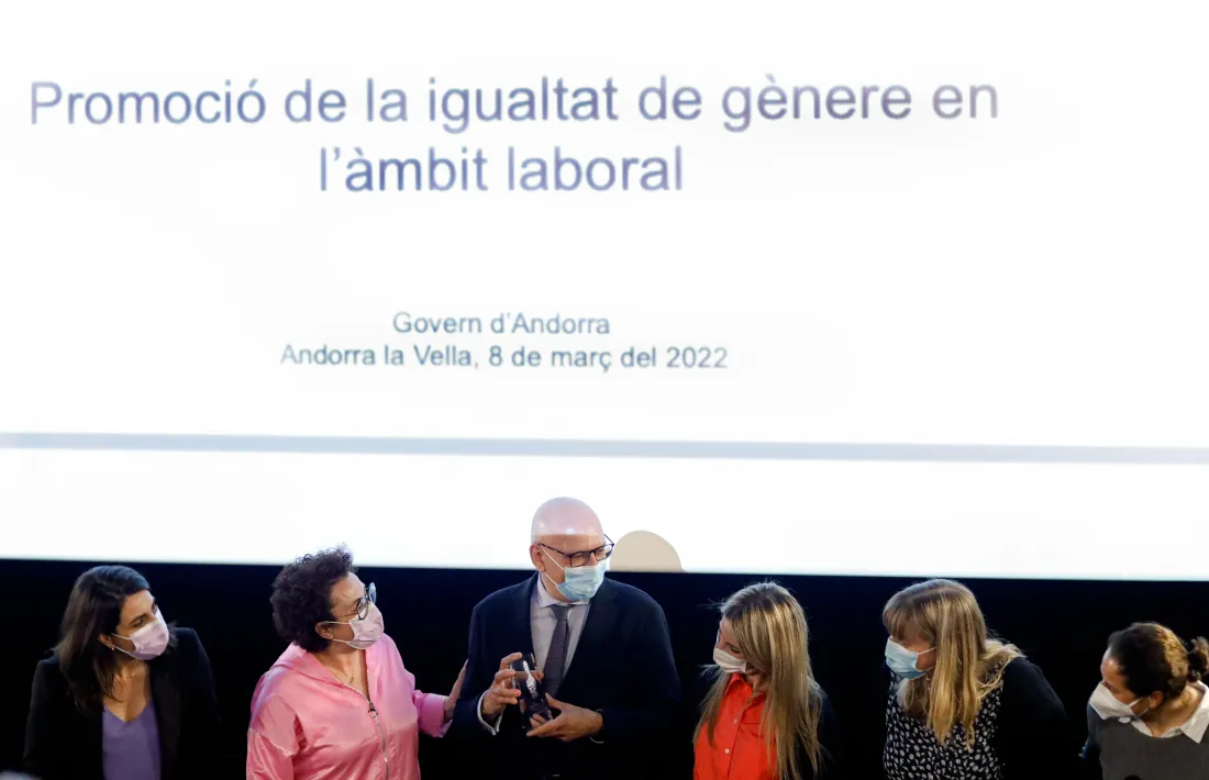 Judith Pallarés ha lliurat el guardó Olympe de Gouges al rector de l’UdA, Miquel Nicolau.