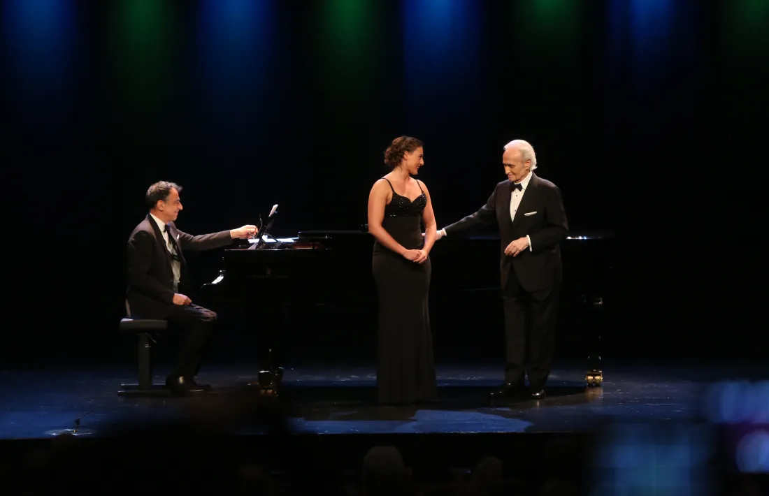 Carreras felicita Soler al final del primer duet de la nit.