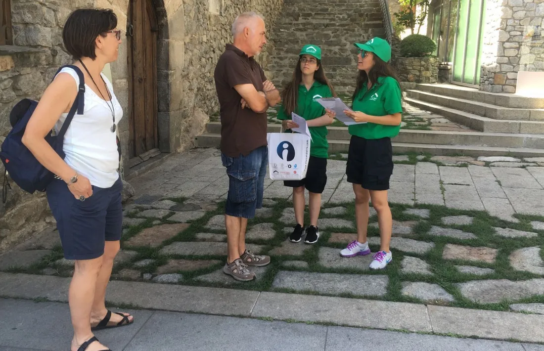 Dues treballadores eventuals del Comú d'Andorra la Vella.