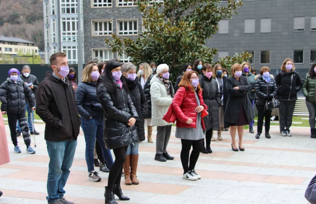 La cap de l'àrea de Polítiques d'Igualtat, Mireia Porras, a la concentració d'ahir pel Dia mundial de les dones.