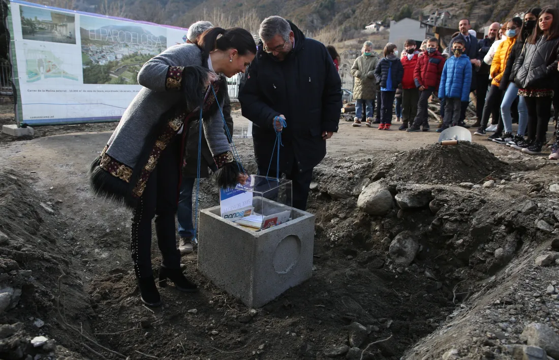 Un instant de la col·locació de la primera pedra de les obres del nou parc.