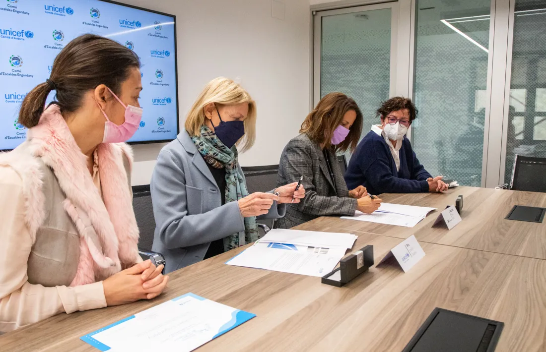 L'acte de renovació de conveni per esdevenir parròquia amiga de la infància.