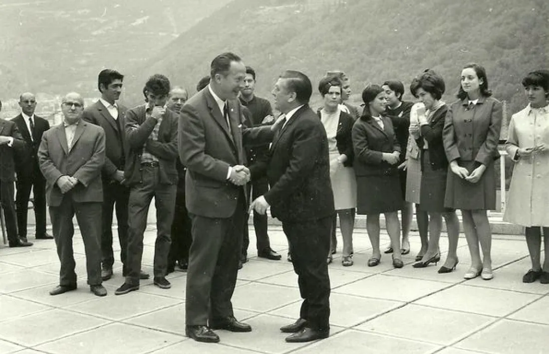 El Metre Roure (a la dreta) saluda el prefecte de Perpinyà en el concert que li va tributar el 1967als jardins de Casa de la Vall.