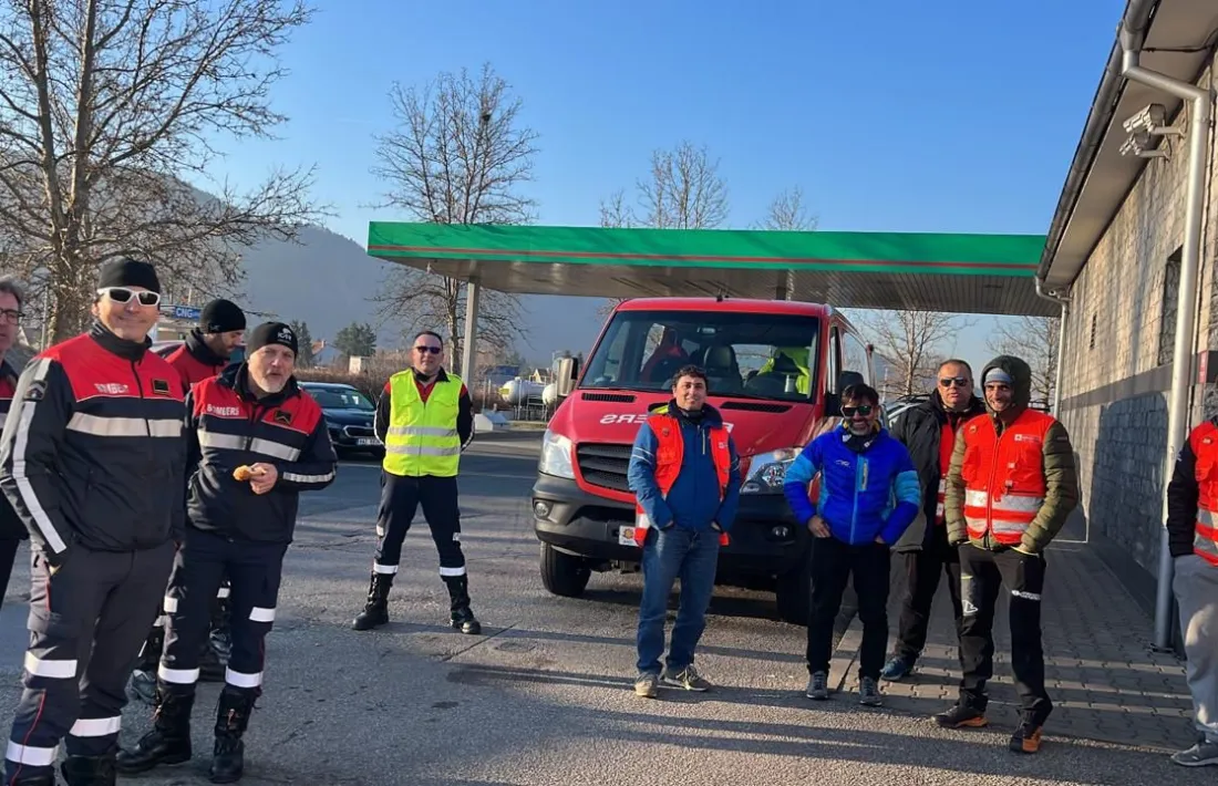 Els integrants del comboi en una parada.