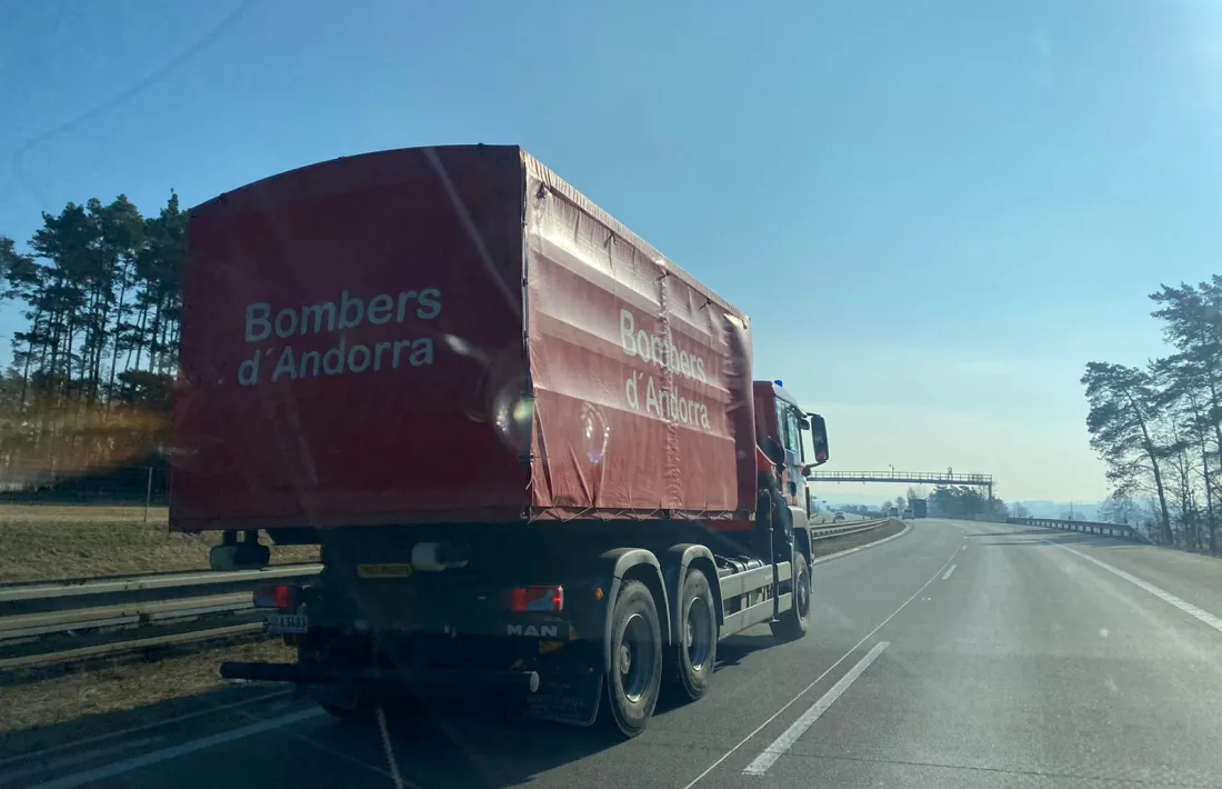 El camió del cos de bombers que forma part de l'expedició.