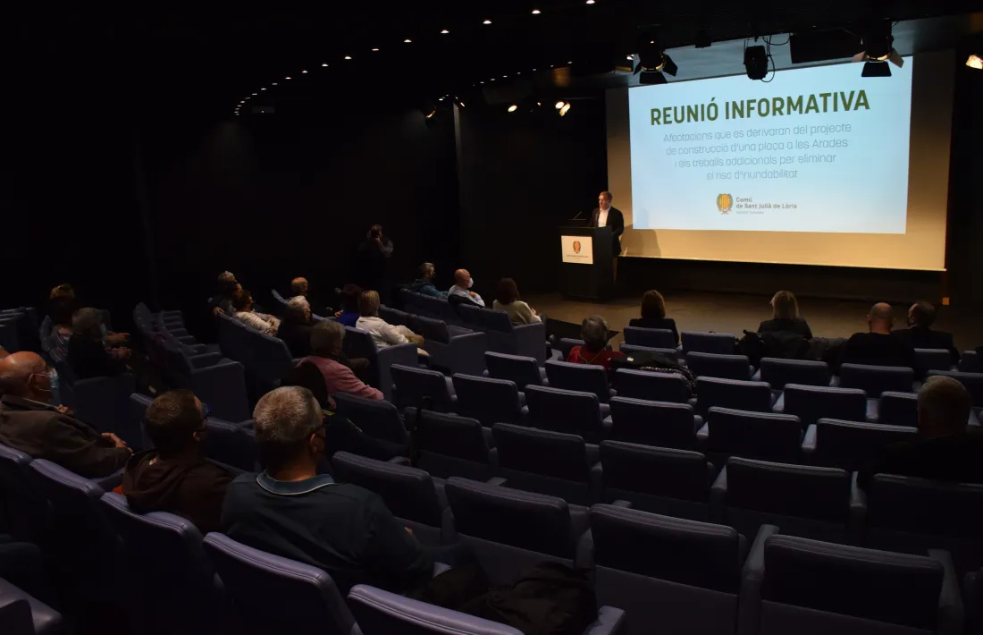 Un moment de la reunió informativa d'aquesta tarda amb els veïns de la zona.