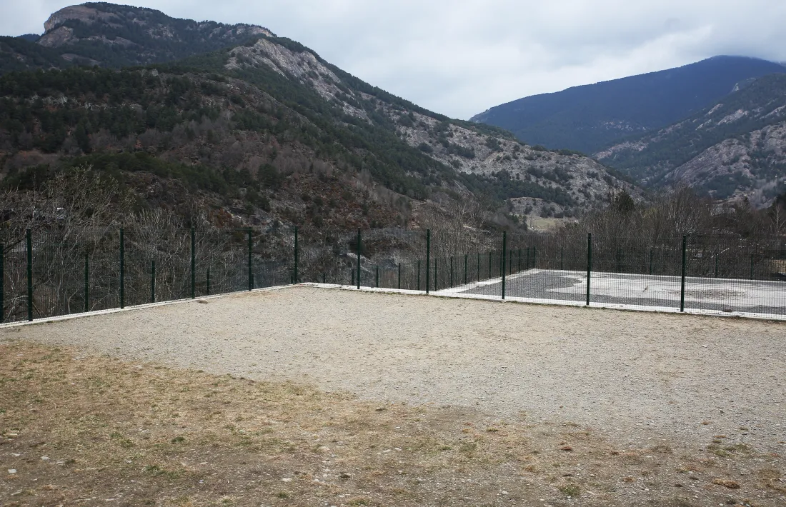 Les pistes de tennis i de pàdel es construiran en aquests terrenys de l’escola Agora Internacional de l’Aldosa.