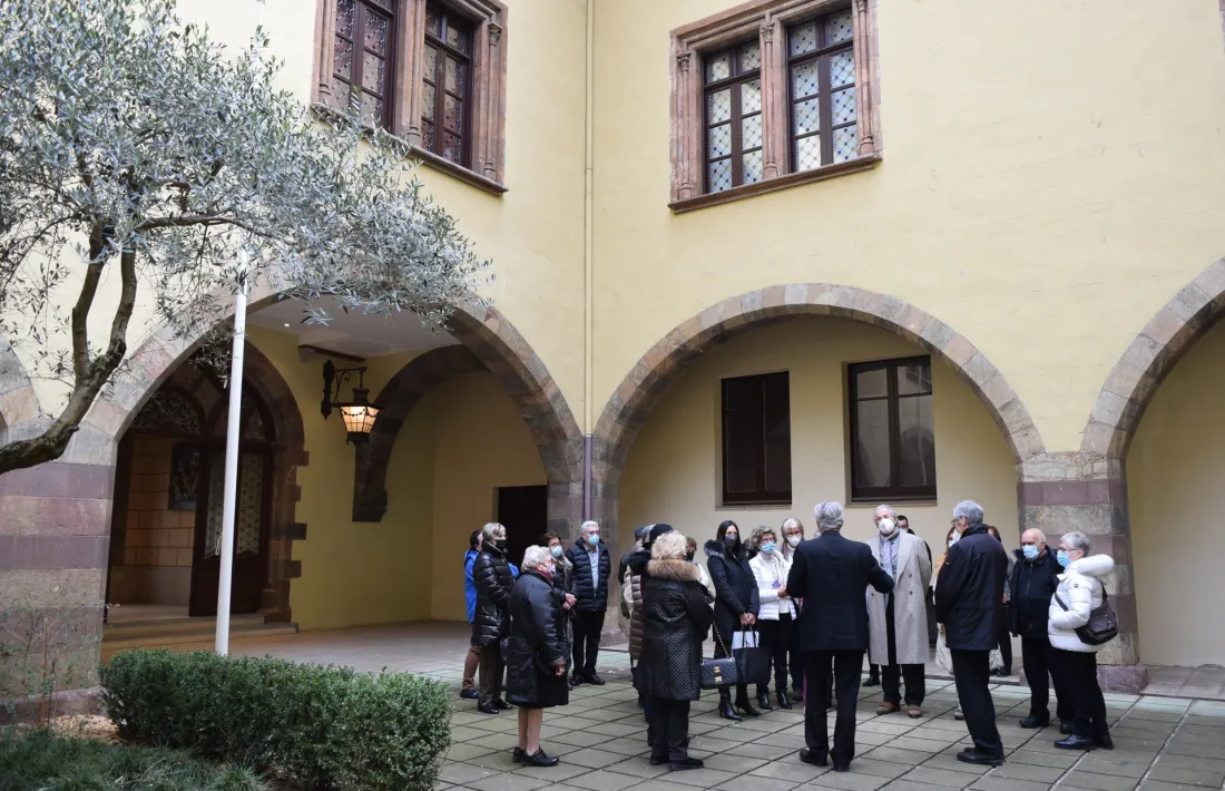 El mateix bisbe ha fet de guia dels padrins que han visitat el Palau Episcopal.