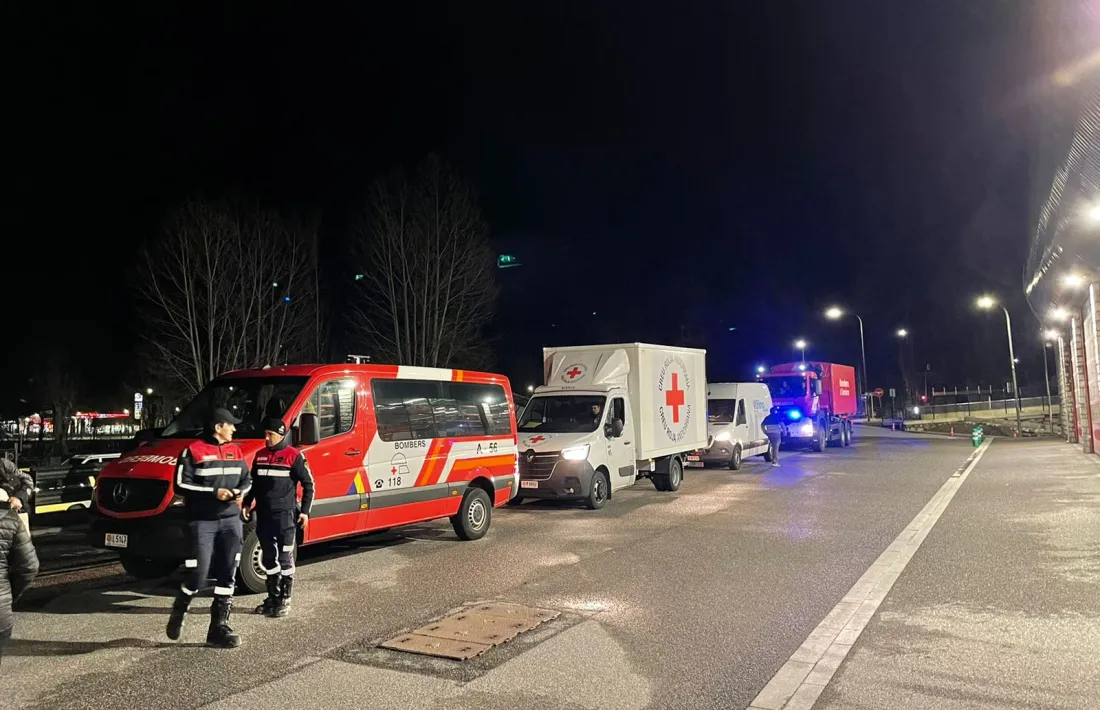 Arribada de cinc vehicles del comboi, ahir a la nit.