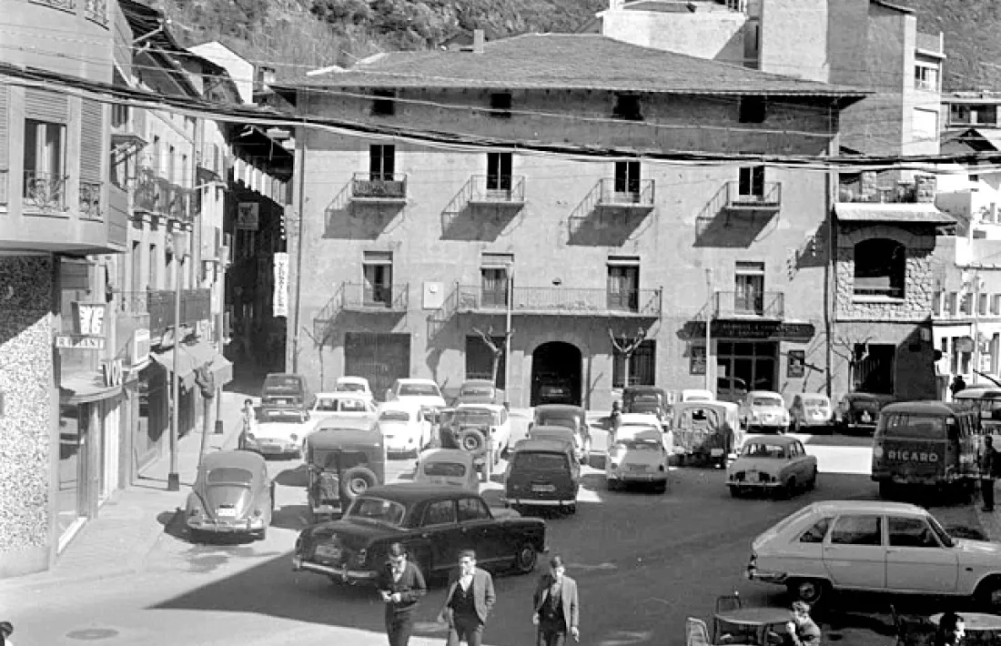Muller va retratar perspectives reglamentàries de Casa de la Vall i la plaça Benlloch.