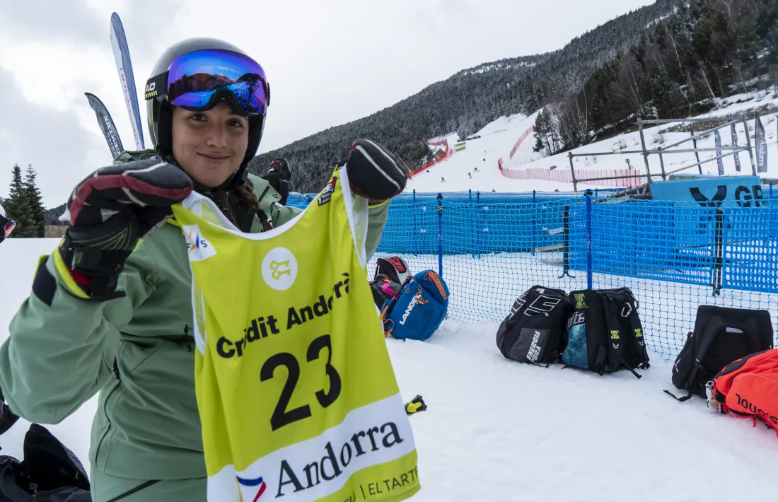 La jove esquiadora va mostrar el dorsal que va lluir durant l’entrenament de les finals de Copa d’Europa.